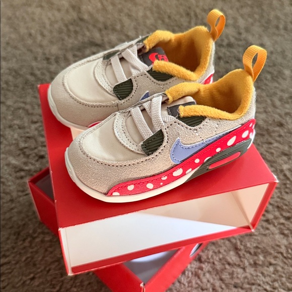 NikeNWT Air Max 90 Crib Baby Sneakers